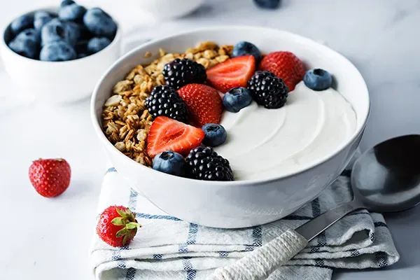 Is Low Fat Greek Yogurt Good for Weight Loss? Protein, Calories, and Satiety